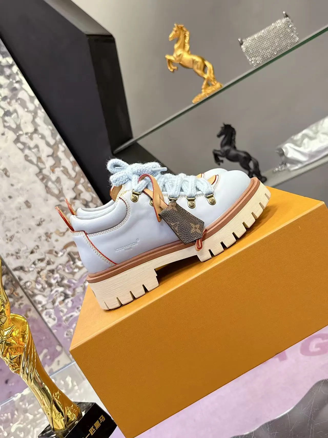 Factory price: 700💰 LV | Louis Vuitton 🧡💚2025 autumn and winter new style, top version ⚠️ The counter features the latest LV REMIX lace-up mountaineering derby shoes, new hard goods 🆕 ❥BS purchasing level! Full of high-end feel! A popular model among bloggers at home and abroad, it’s retro and fashionable, and looks stunning on your feet! Mainly recommended model on the official website★ ▪️Upper: top-quality first-layer cowhide ▪️Inner lining: imported sheepskin ▪️Outsole: original molded T men's shoes 💰U anti-slip outsole ▪️Sole height: 3.5cm ▪️Shoe size: Female 35-41 (41 customized, non-refundable) Male 39-45 (46 customized, non-refundable)
